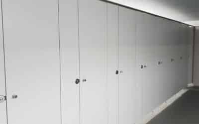 5 razones por las que el Compacto Fenólico HPL es el material ideal para taquillas y cabinas en vestuarios y baños